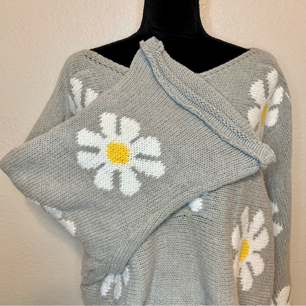 Storia Daisy Girl Cropped Sweater Bell Sleeves Gray White Yellow Size Medium - Picture 7 of 16